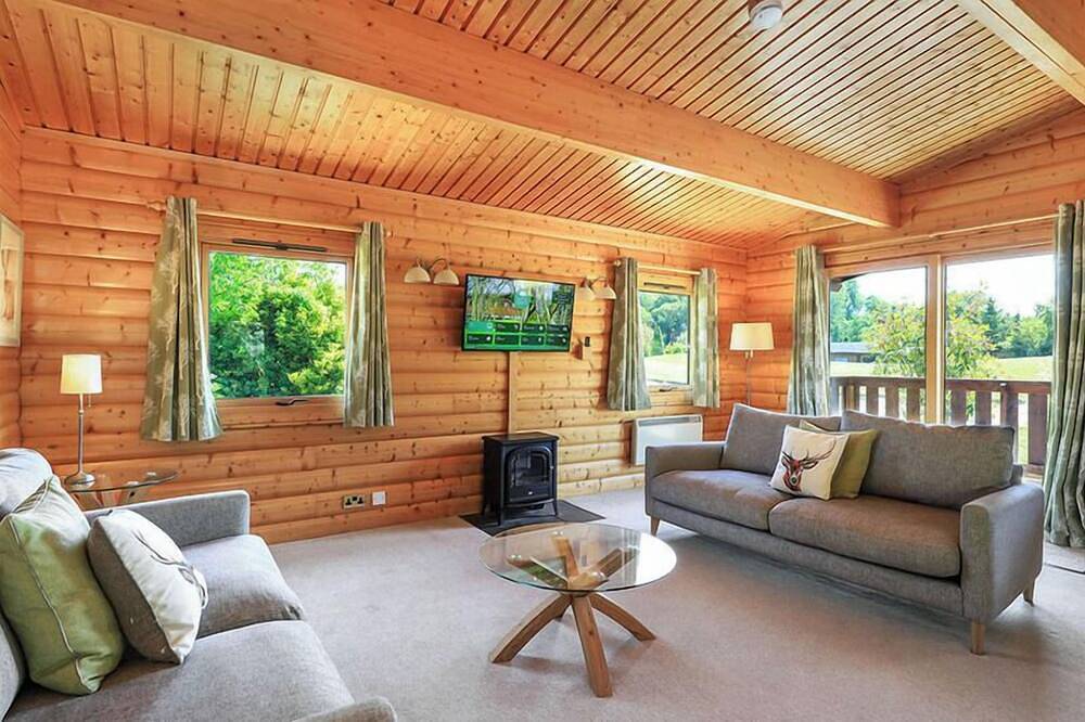 2 bedroom, 5 star, award winning Scandinavian Lodge (sleeps 4) in Hursley, South Downs