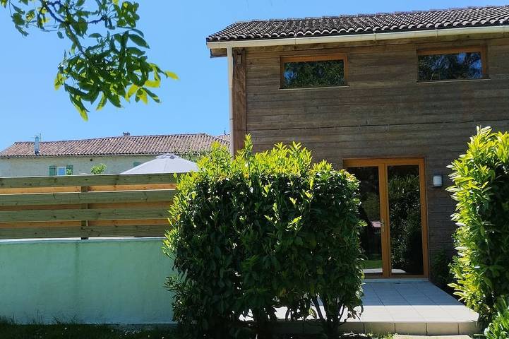 Gîte pour 4 personnes, avec Terrasse ainsi que Jardin et Piscine
