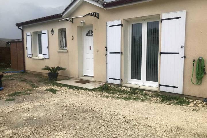 Location de vacances pour 2 personnes, avec Terrasse et Jardin ainsi que Piscine et Sauna à Saint-Médard-de-Guizières