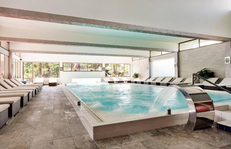 Hôtel pour 3 personnes, avec sauna ainsi que jardin et piscine