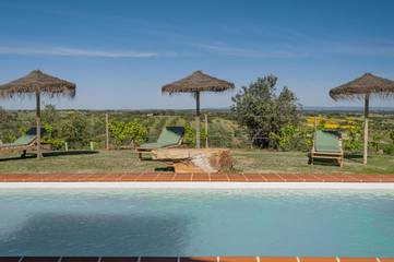 Chalet para 9 personas, con piscina además de jardín y vistas, Se admiten mascotas en Alentejo