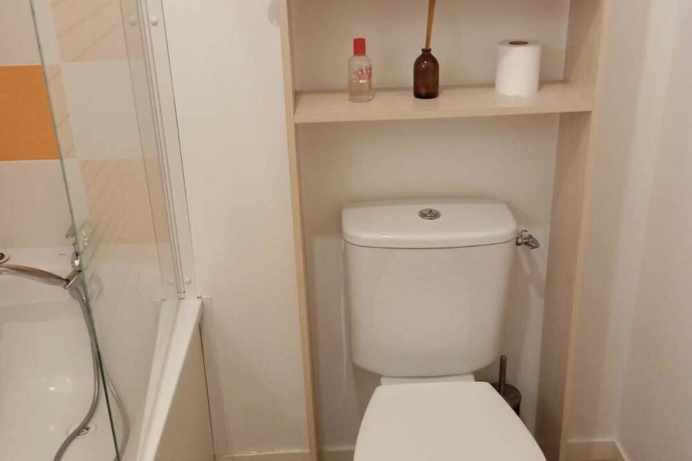 Separate bedroom and bathroom. Ideal for business trips in Bienheureux-Marcel-Callo-du-Plateau, Caen region