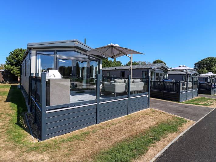 Glamping for 6 people, with Hot tub and Garden in St Osyth