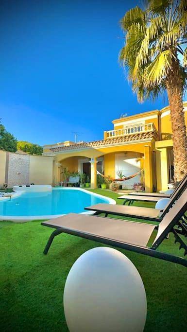 Villa pour 6 personnes, avec Balcon et Jacuzzi ainsi que Terrasse et Jardin