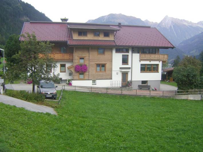 BnB für 3 Personen, mit Balkon und Garten sowie Ausblick in Finkenberg