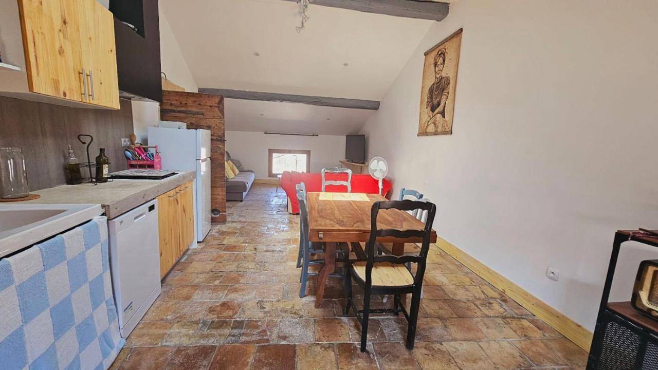 Appartement entier, Two-Bedroom Apartment in Remoulins, Région de Nîmes