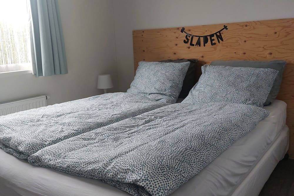 Charmingly decorated chalet Florence 4 near the sea serooskerke in Serooskerke, Walcheren