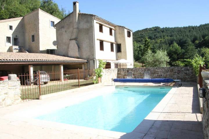 Gîte pour 6 personnes, avec terrasse et piscine à Bouisse