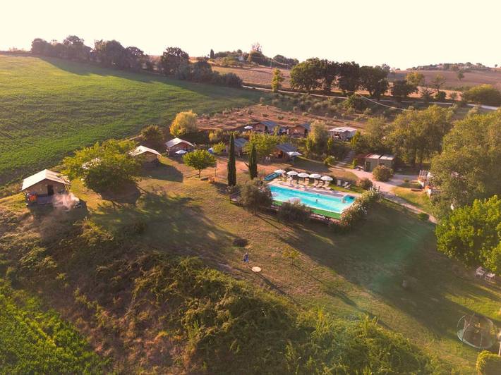 Campeggio per 4 persone, con terrazza e giardino nonché piscina nelle Marche