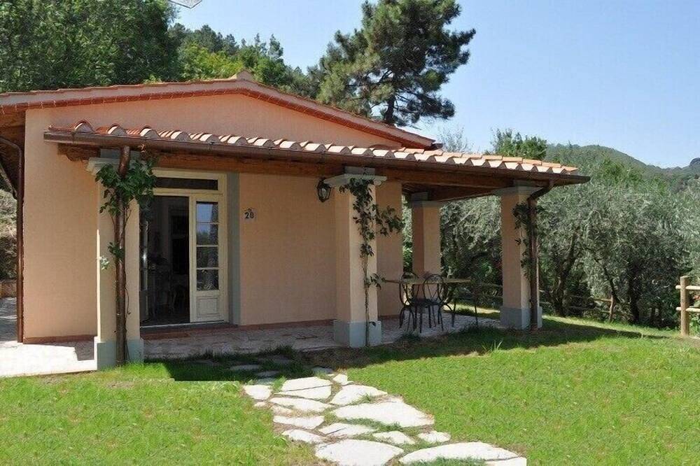 New 2 bed villa with large panoramic pool 40min to beaches in Quarrata, Pistoia Province