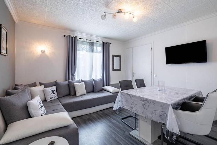 Location de vacances pour 6 personnes, avec jardin et piscine ainsi que jacuzzi et sauna, animaux acceptés à Danestal