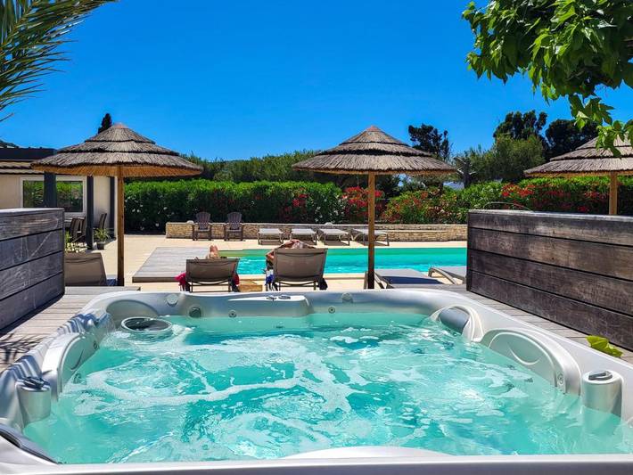 Hôtel pour 5 personnes, avec jacuzzi et bassin pour enfant ainsi que jardin et piscine, animaux acceptés