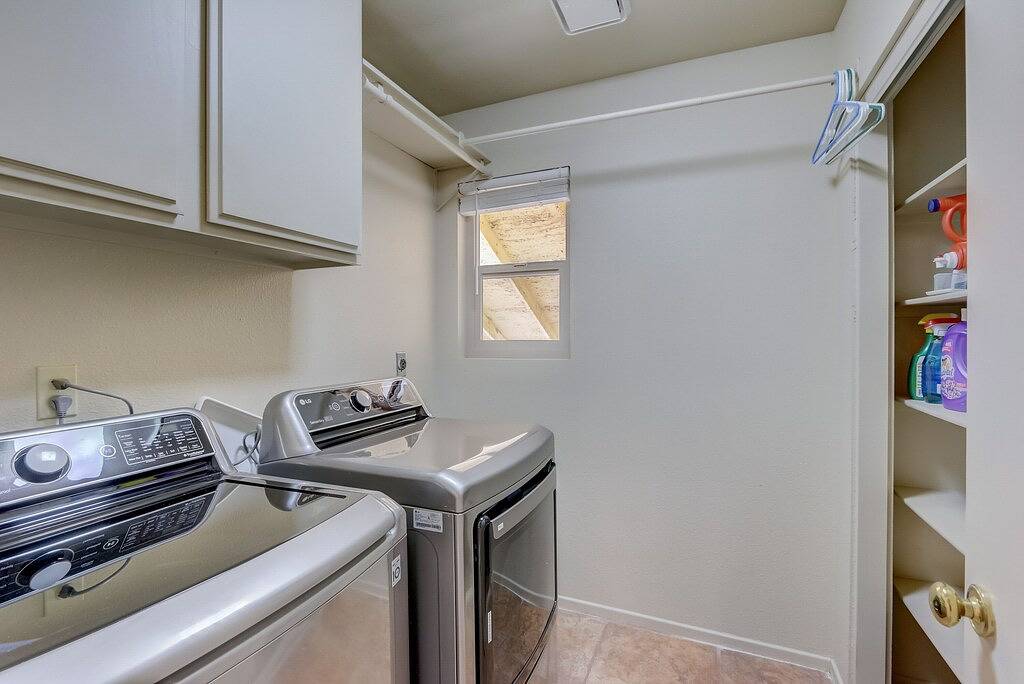 Spacious, Large Pool, Hot Tub, Oasis -close to Speedway, Strip, Airport in North Las Vegas, Nevada