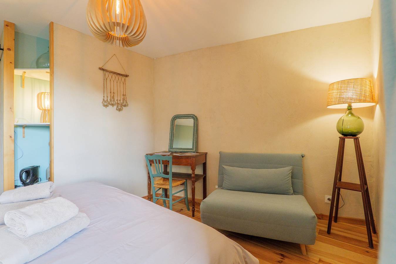Gästezimmer „Côté Cour“ mit großem Gemeinschaftshof und Wlan in Saint-Remèze, Privas