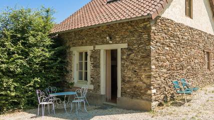 Gîte pour 4 personnes, avec terrasse et piscine, animaux acceptés à Chalais (Aquitaine)