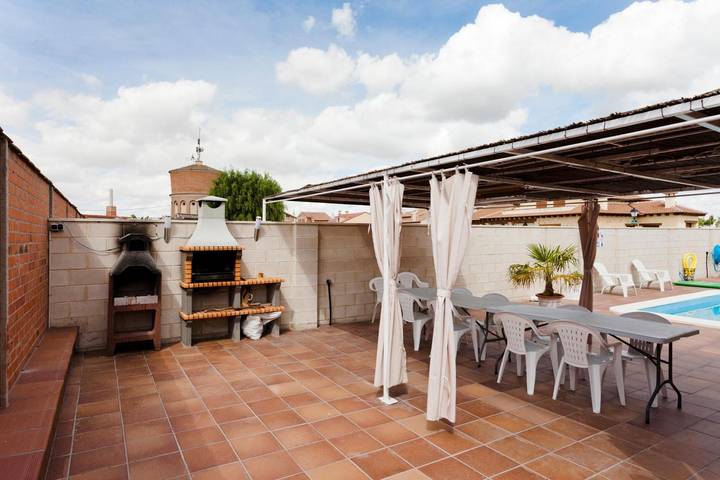 Tiara Vacaciones – Spacious Group Villa with Pool near Segovia in Nava de la Asunción, Segovia Province