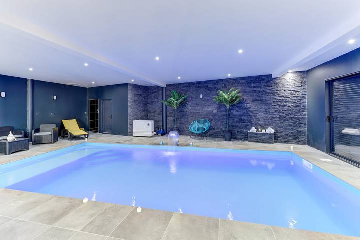 Gîte pour 9 personnes, avec jardin et piscine, adapté aux familles dans Le Cheix