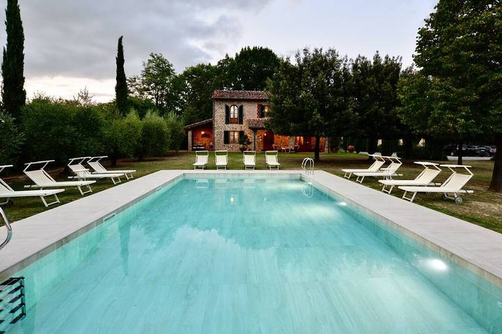 Location de vacances pour 14 personnes, avec jardin dans Orentano