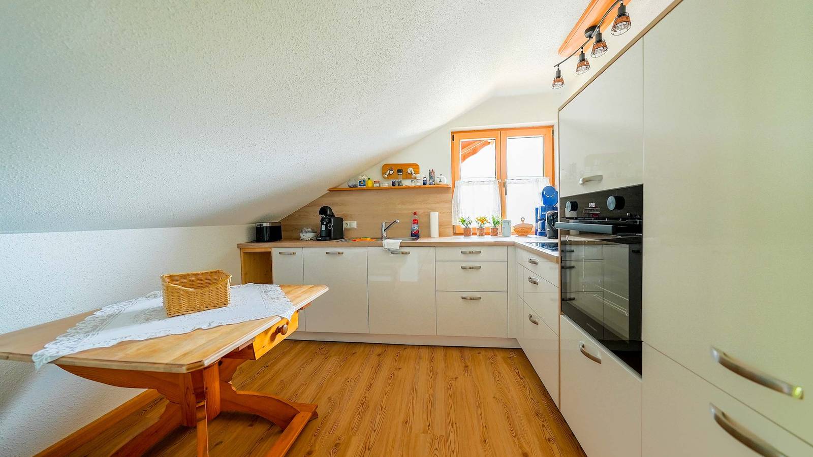 Ganze Wohnung, Apt Röthelsteinblick | Kitchen | Balcony | Parking in Grundlsee, Totes Gebirge