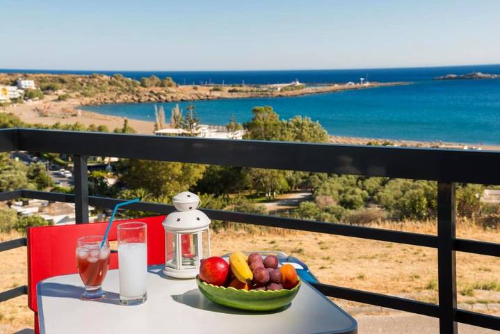 Gîte pour 4 personnes, avec Balcon et Terrasse ainsi que Jardin et Vue dans Palaiochora