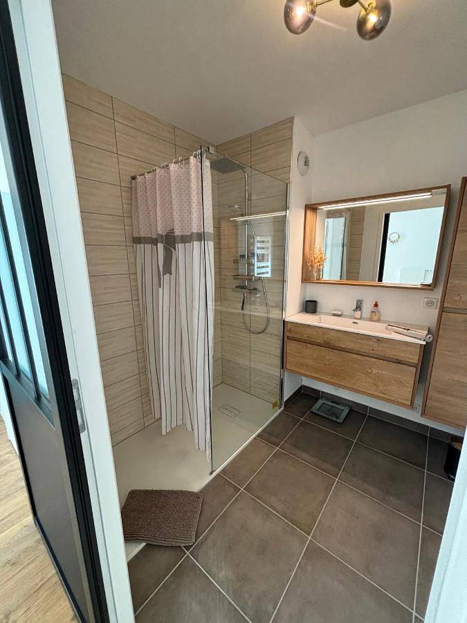 Appartement entier, One-Bedroom Apartment in Divonne-les-Bains, Gex