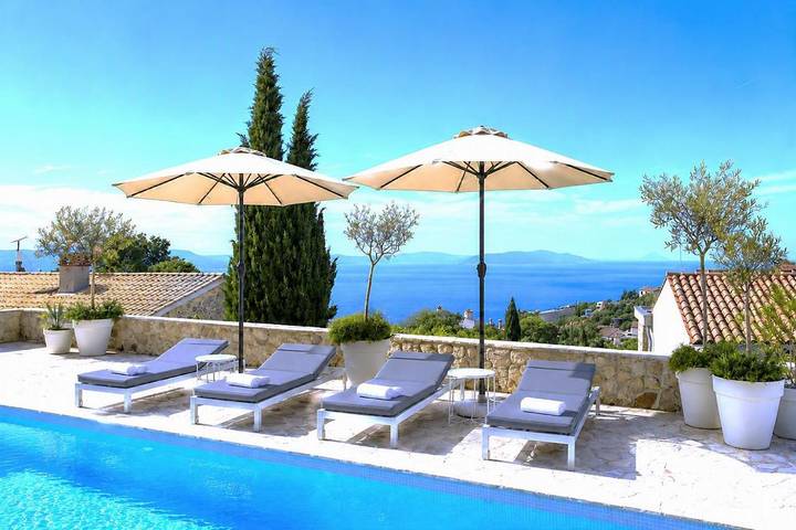 Villa pour 6 personnes, avec terrasse ainsi que piscine et vue à Rabac