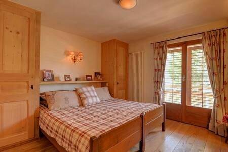 Entire apartment, Ski-in, Chalet-style appt Central Verbier - 1 Min Walk to Lift in Bagnes, Wallisian Alps