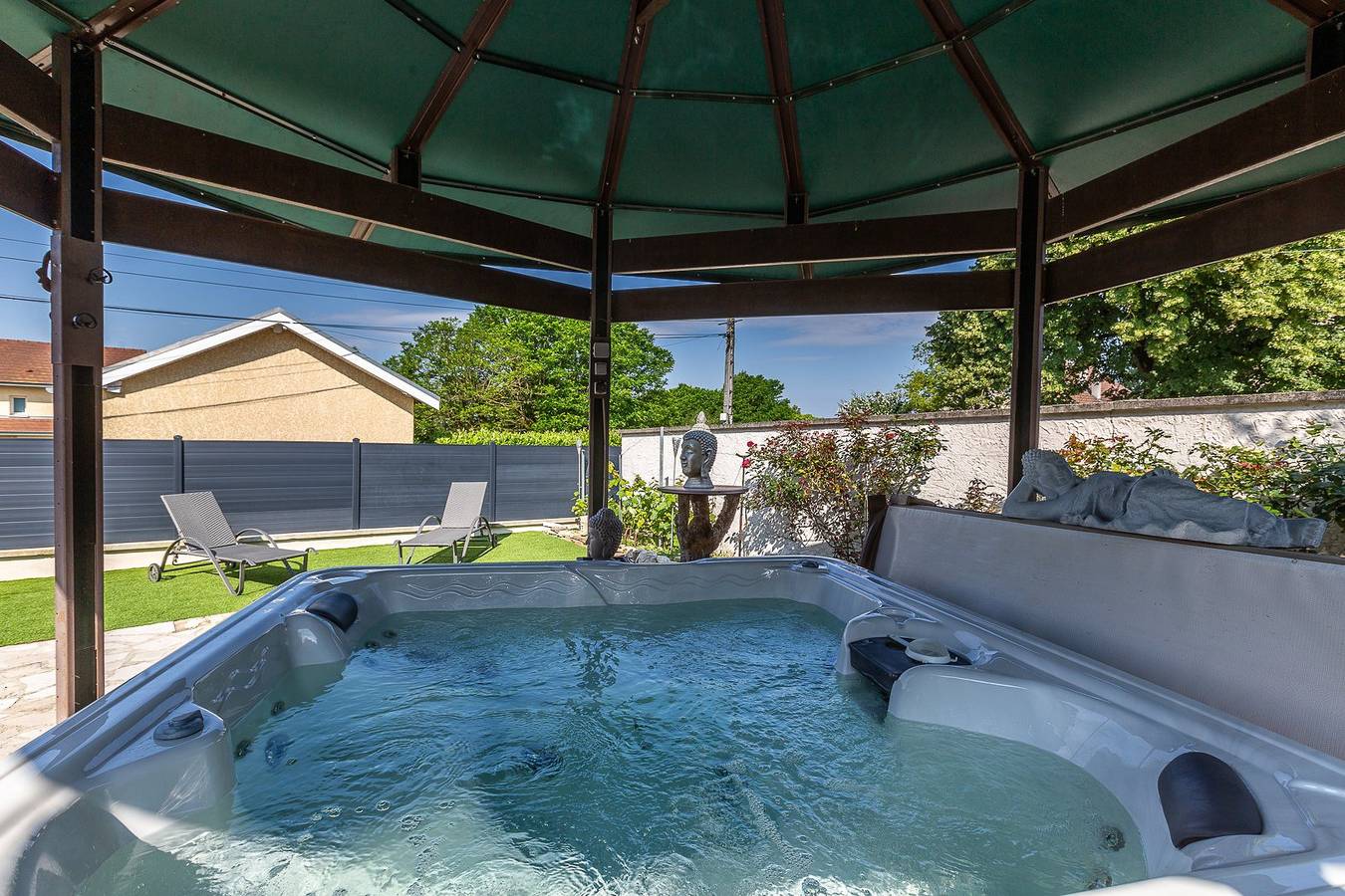 Holiday Home 'Richon' with Private Terrace, Wi-Fi and Air Conditioning in Arandon, Arandon-Passins