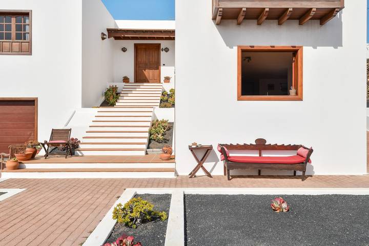 Entire apartment, Studio Apartment Loft la Petite with Wi-Fi, Garden & Terrace; Parking Available in Guatiza, Teguise