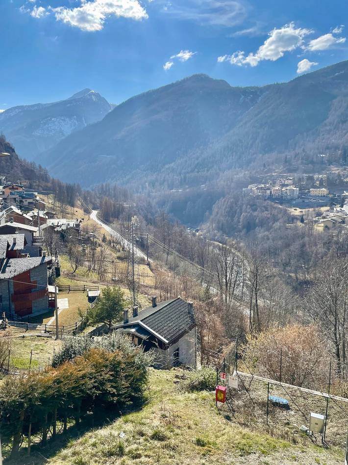 Entire apartment, “Alpine Dream” Apartment in Valmalenco with Mountain Views and Private Garage in Caspoggio (Town), Caspoggio