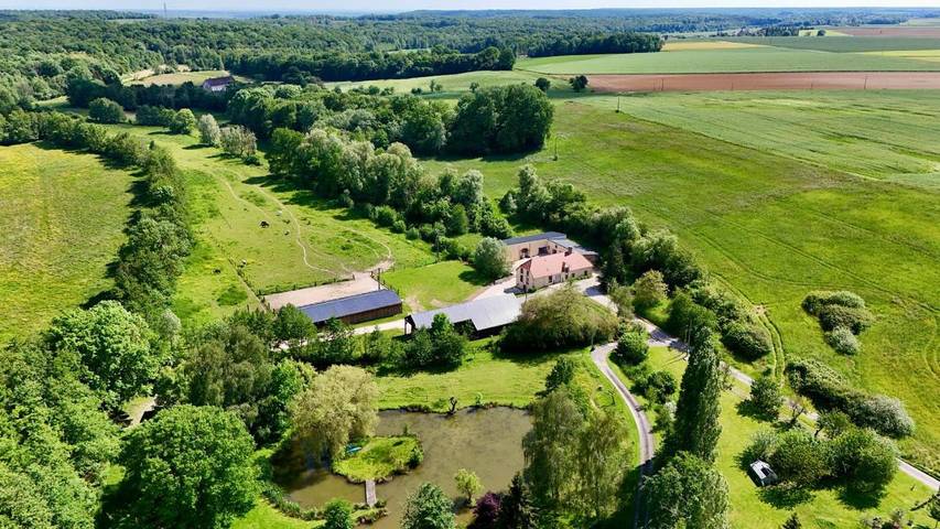 Location de vacances pour 14 personnes, avec Terrasse ainsi que Jardin et Piscine dans Lachy