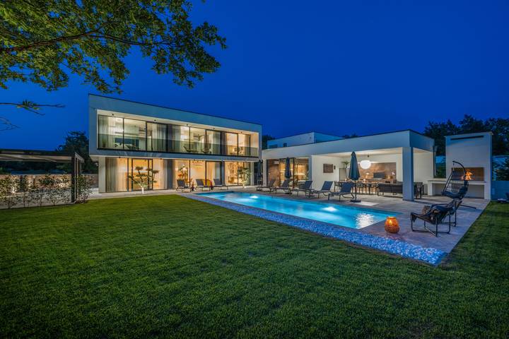 Ferienhaus für 8 Personen, mit Garten und Terrasse sowie Sauna und Pool, mit Haustier