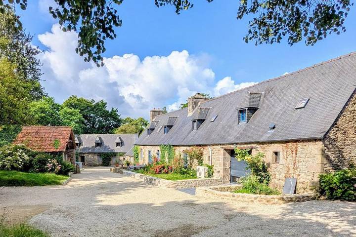 Location de vacances pour 10 personnes, avec jardin à Ploumilliau