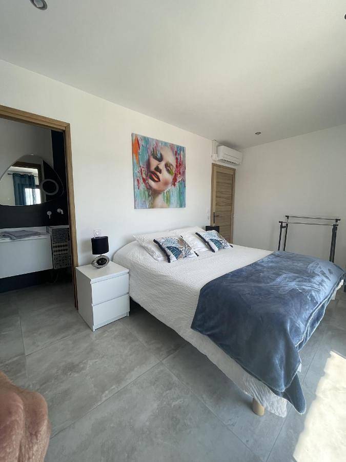 Chambre d’hôte pour 3 personnes, avec jardin et terrasse ainsi que piscine et vue à Cabrières-d'Avignon - 4