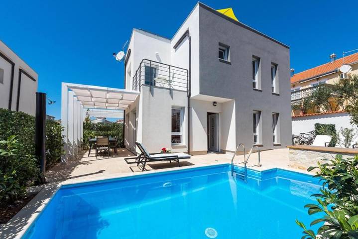 Villa pour 6 personnes, avec terrasse ainsi que piscine et vue, animaux acceptés à Tribunj