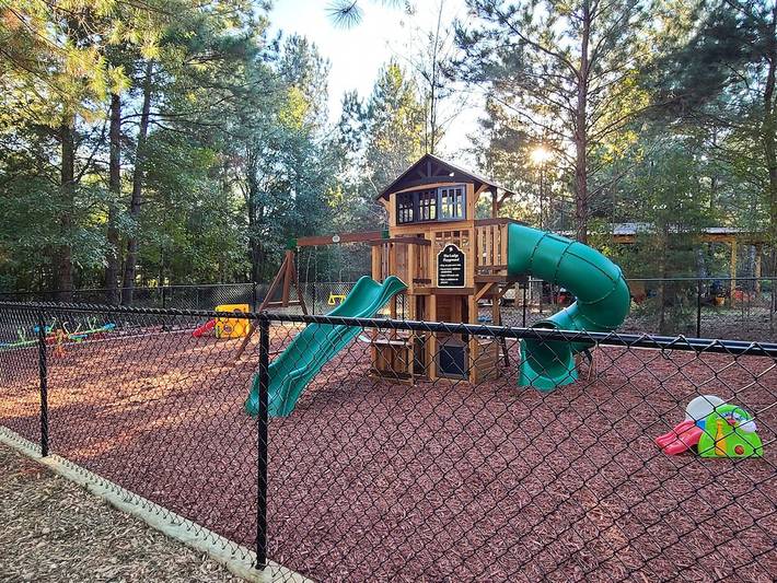 Vacation rental for 14 people, with yard in Lake Sinclair