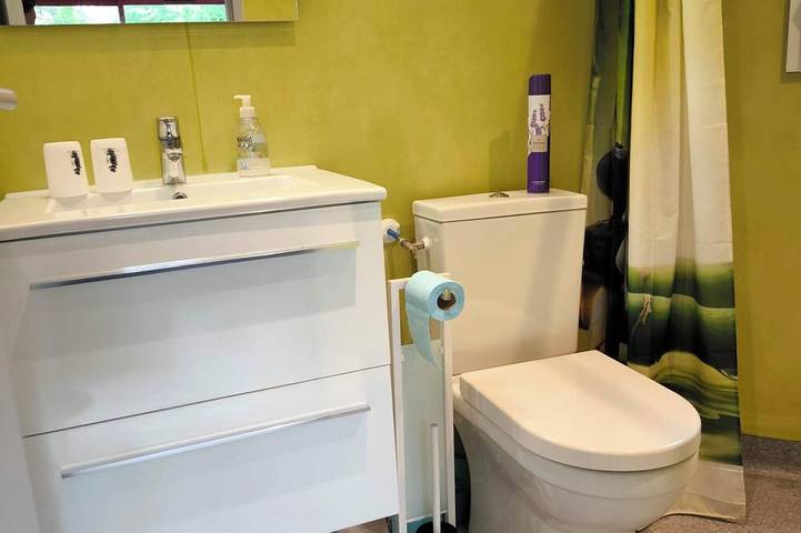 Apartamento entero, Very pleasant, quiet, bright, spacious studio set in a lovely wooded garden in Pluneret, Côte des Mégalithes