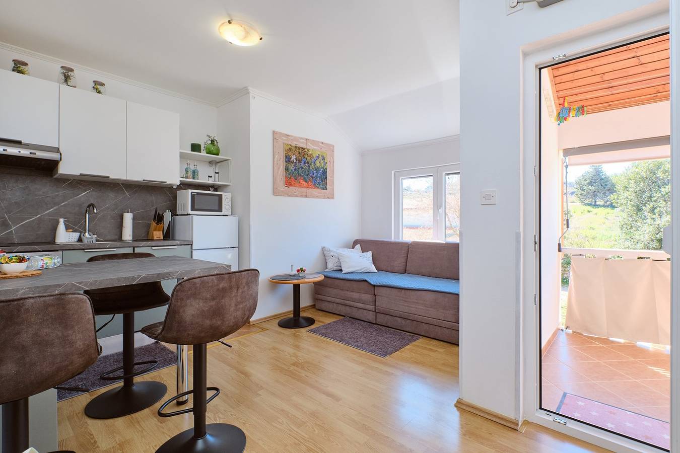 Ganze Wohnung, Das Apartment Jasmina 1 befindet sich in ruhiger Lage in Mali Lošinj. Es ist ideal für zwei Personen und besteht aus einem Schlafzimmer, einem Badezimmer, einem Wohnzimmer, einem Esszimmer und einer Küche. Es verfügt außerdem über eine Terrasse und einen Parkplatz vor dem Gebäude. in Mali Lošinj, Lošinj