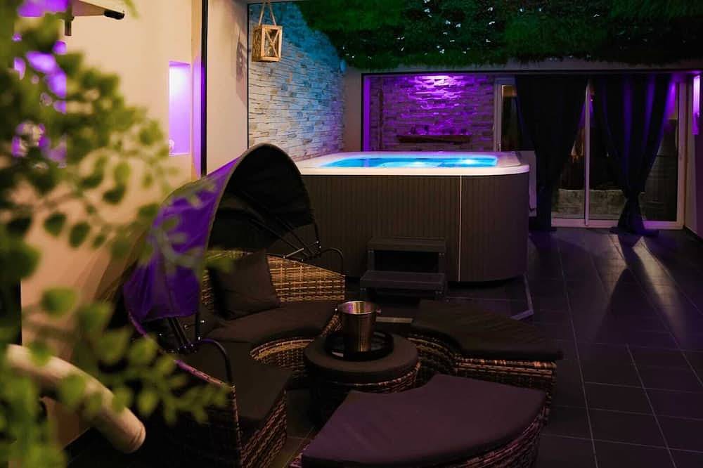 Romantic suite with private Jacuzzi in Lallaing, Norte (Francia)