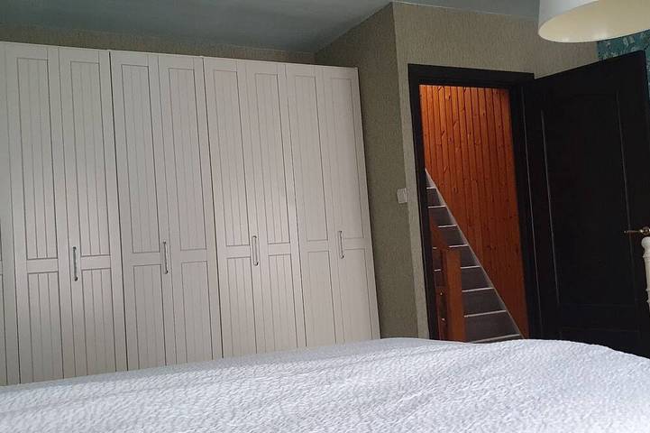 3 chambres, 2 salles de bain, 3 min du centre, parking gratuit, wifi gratuit, jardin ensoleillé in Assebroek, Bruges