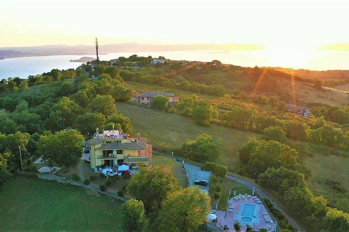 Villa with enchanting view of the lake, private swimming pool and whirlpool in Montefiascone, Provincia de Viterbo