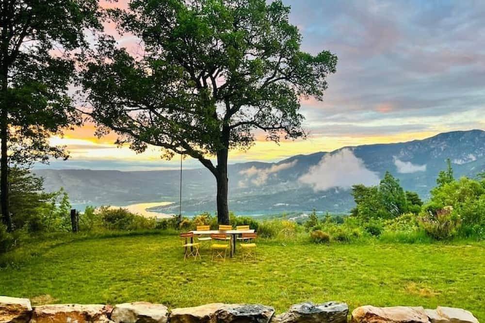 Cottage above the lake in Aiguines, Région de Brignoles