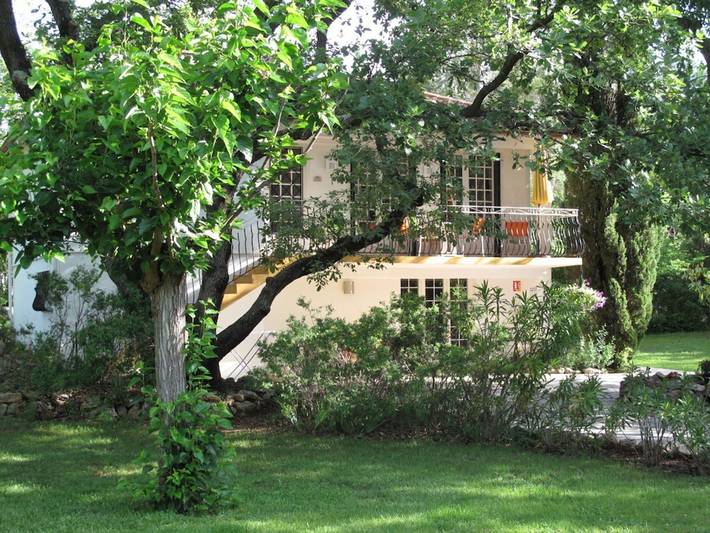 Location de vacances pour 6 personnes, avec piscine ainsi que jardin et balcon, adapté aux familles à Les Arcs (Var)