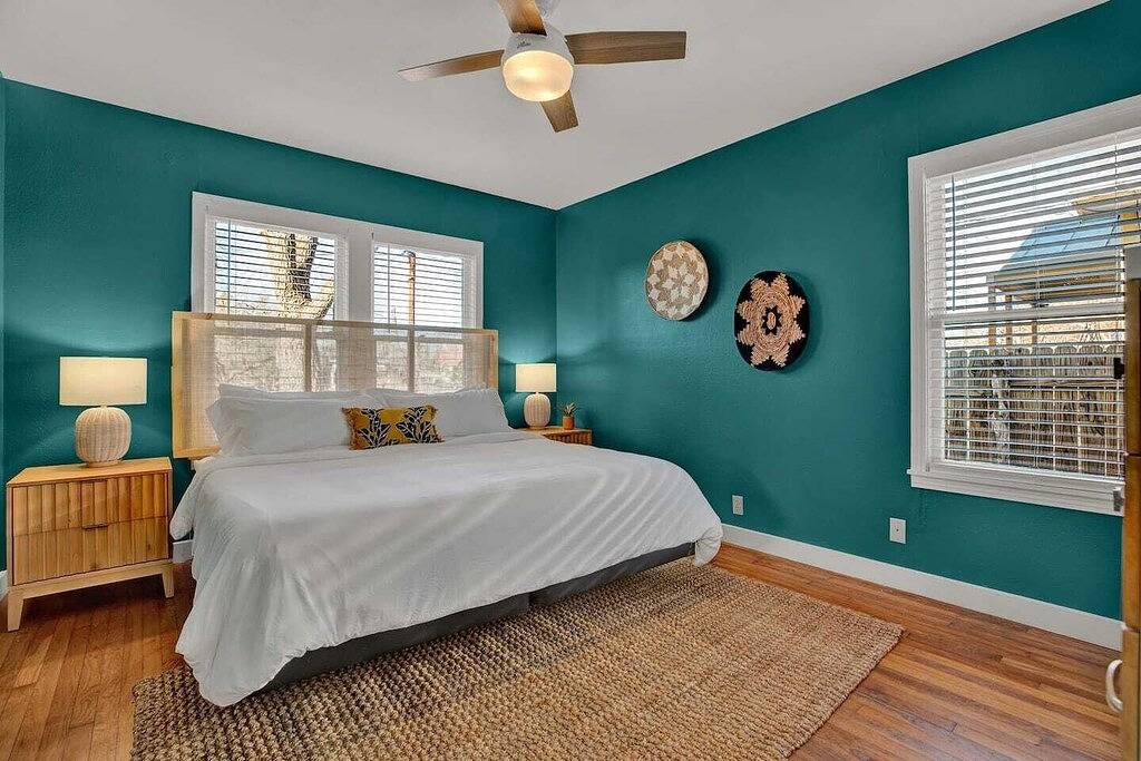 ★Artsy & Luxurious ~ Backyard Oasis, Hot Tub, Bar★ in Gillespie County