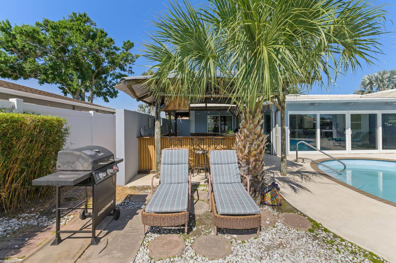 Sleeps 8  Tiki Bar Pool Hot Tub Fire Pit in Tampa Bay