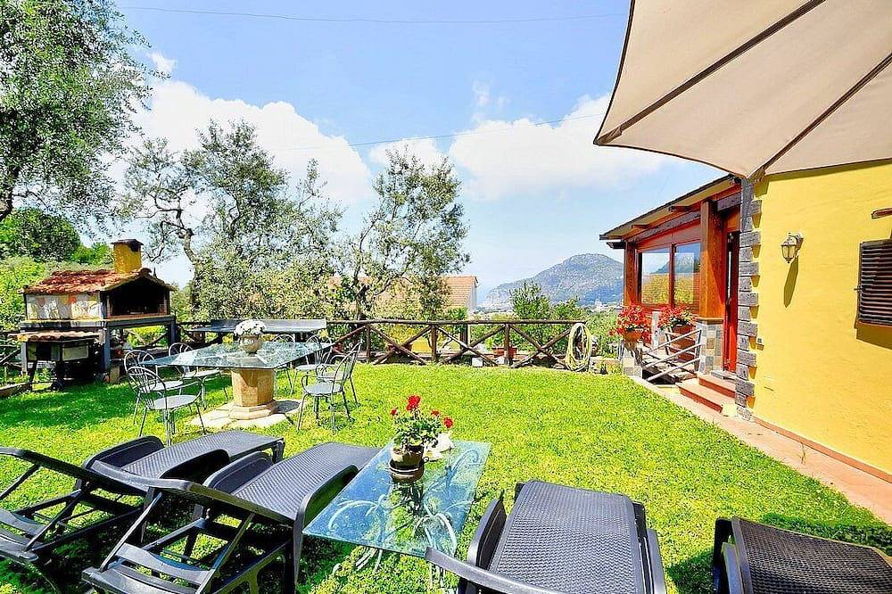 Casa Buondi: Un'accogliente casa indipendente circondata dal verde. in Piano di Sorrento, Penisola Sorrentina