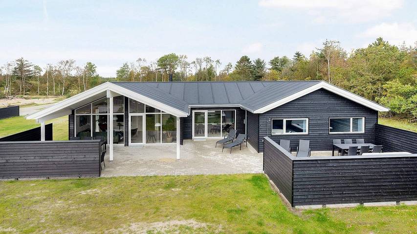 Ferieudlejning for 18 personer, med jacuzzi og pool samt sauna, husdyr tilladt i Ålbæk