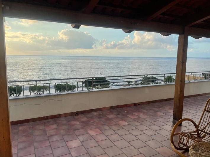 Location de vacances pour 12 personnes, avec jardin et vue ainsi que piscine et terrasse, animaux acceptés à Scilla - 3