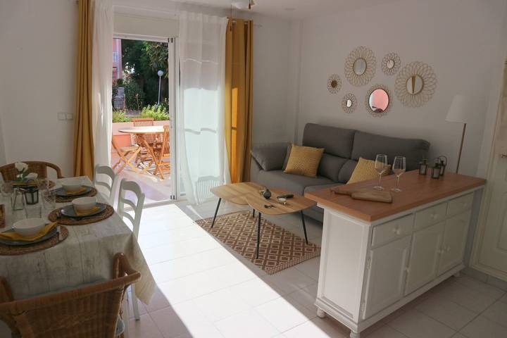 Apartamento entero, Apartamento vacacional "Jazmín" con piscina compartida, terraza y Wi-Fi in Platja de les Marines (El Palmar), El Palmar