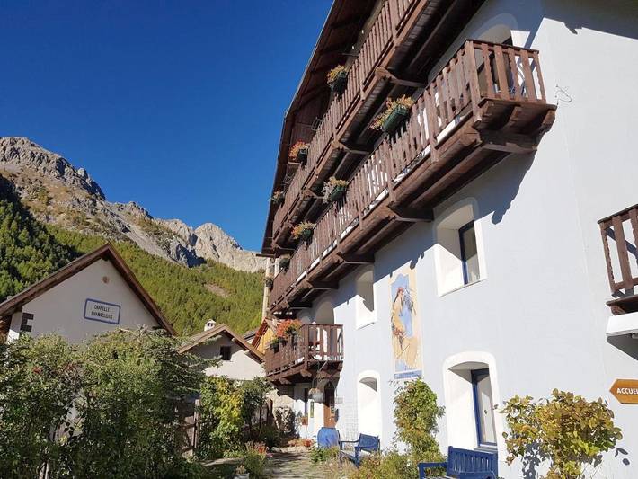 Maison d’hôte pour 4 personnes, avec Terrasse et Jacuzzi ainsi que Jardin et Piscine dans Queyras